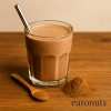Euronuts Guarana powder σε ξύλινο κουτάλι και ρόφημα ενέργειας – φυσικό συμπλήρωμα για ενέργεια και ευεξία