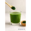 Chlorella powder σε γυάλινο μπολ με πράσινο smoothie δίπλα – EURONUTS superfood για ενέργεια και υγεία»